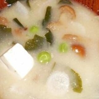 グリンピース、豆腐、わかめ、なめこの味噌汁